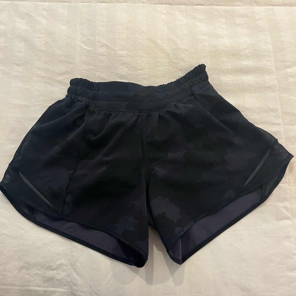 Lululemon Hotty hot 4 inch… size 4 black camo